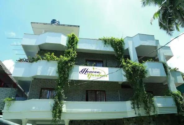 Heaven Gardens Hotel Kochi Exterior photo
